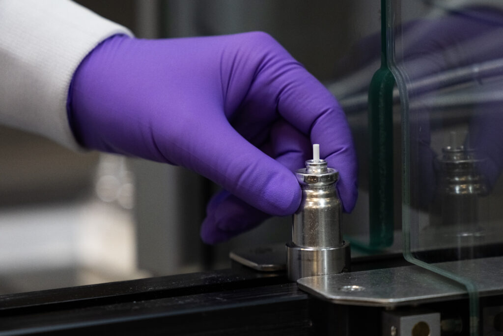 Evaluating extractables in low-GQP pMDI formulatioins